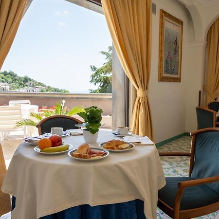 Hotel Montana SantʼAgata sui Due Golfi Екстериор снимка