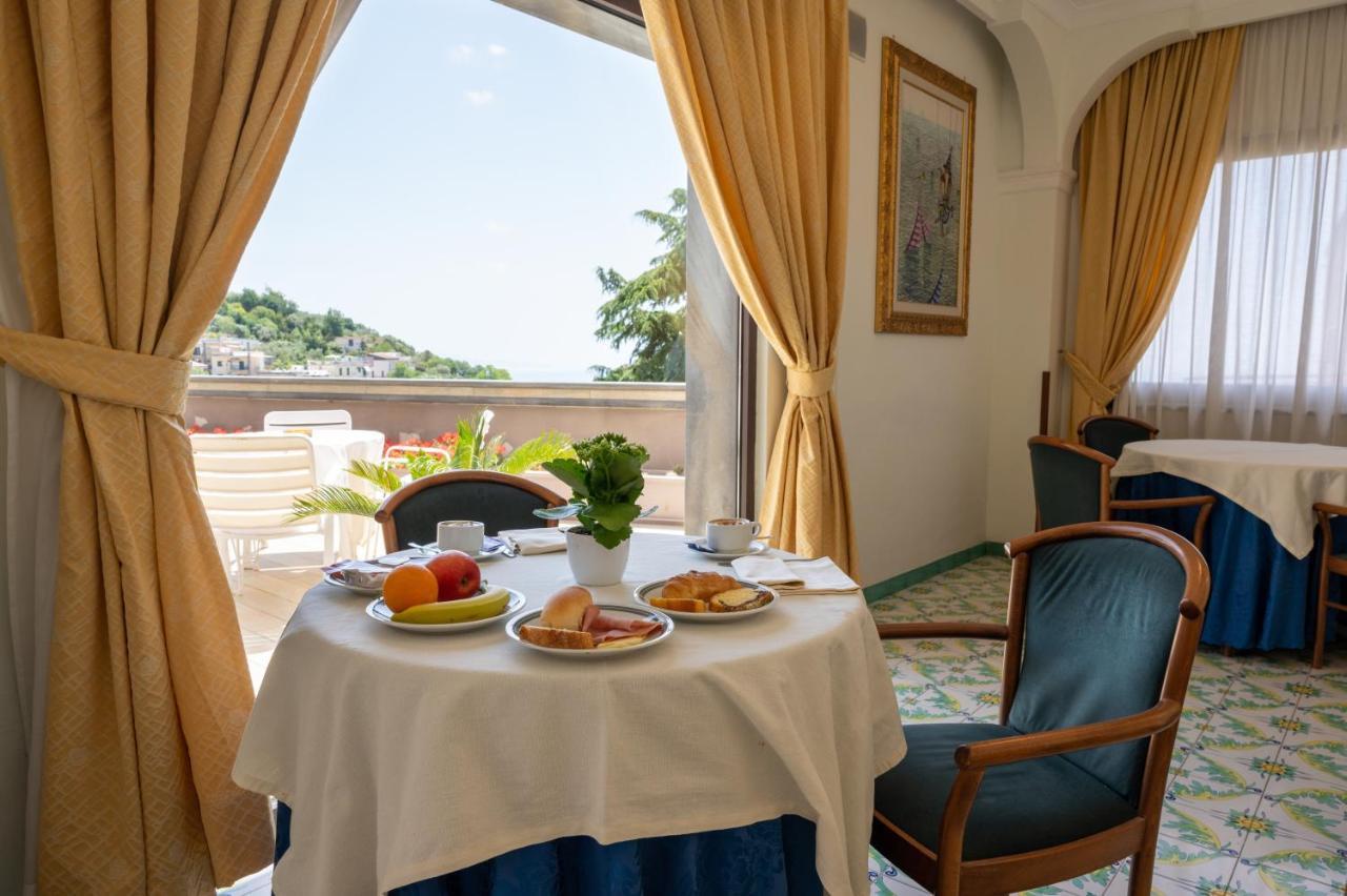 Hotel Montana SantʼAgata sui Due Golfi Екстериор снимка