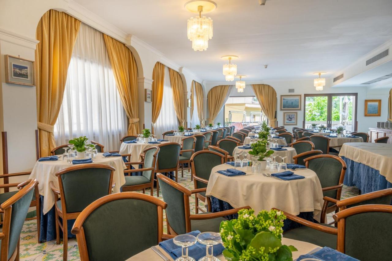 Hotel Montana SantʼAgata sui Due Golfi Екстериор снимка