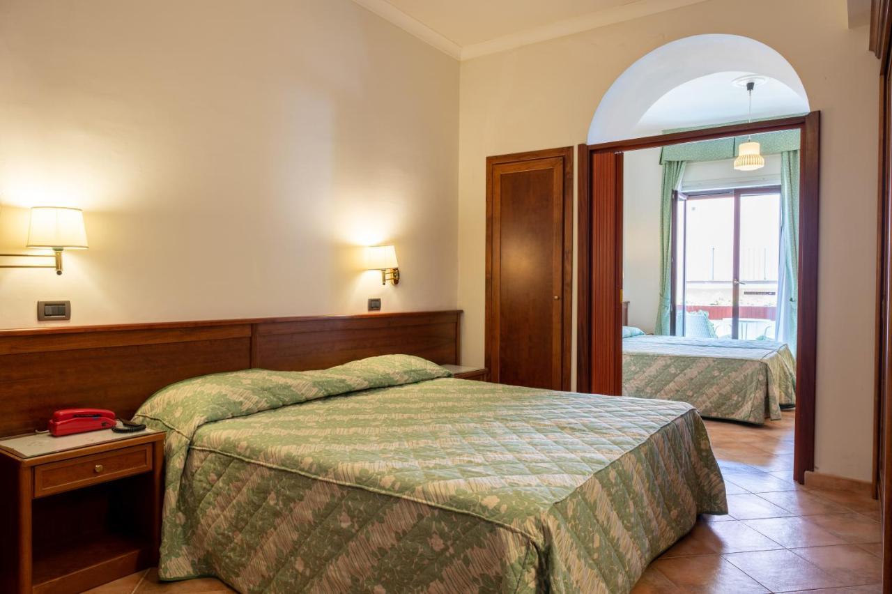 Hotel Montana SantʼAgata sui Due Golfi Екстериор снимка