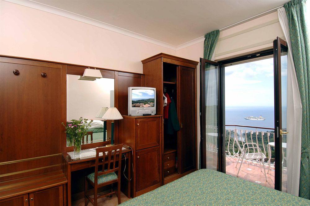 Hotel Montana SantʼAgata sui Due Golfi Екстериор снимка