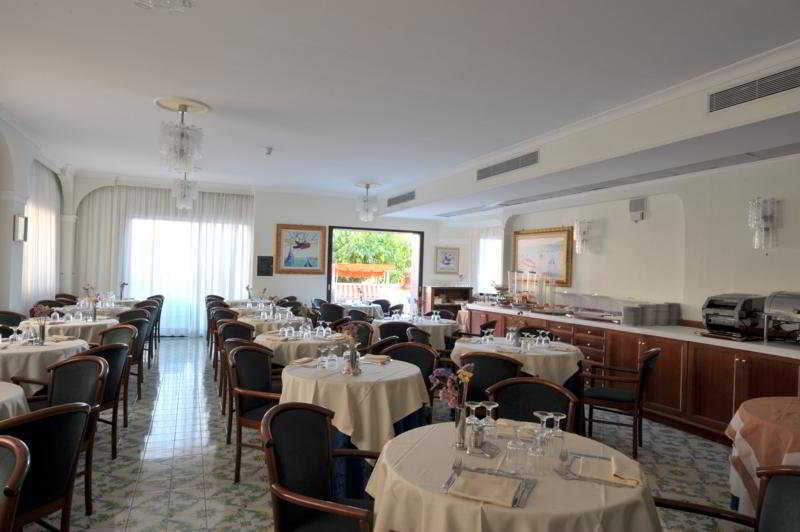 Hotel Montana SantʼAgata sui Due Golfi Екстериор снимка