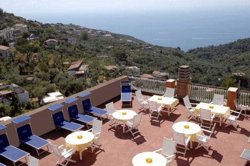 Hotel Montana SantʼAgata sui Due Golfi Екстериор снимка