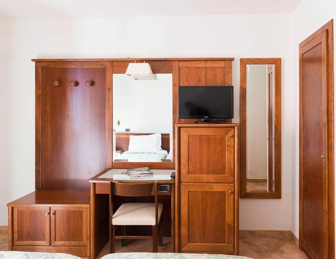 Hotel Montana SantʼAgata sui Due Golfi Екстериор снимка