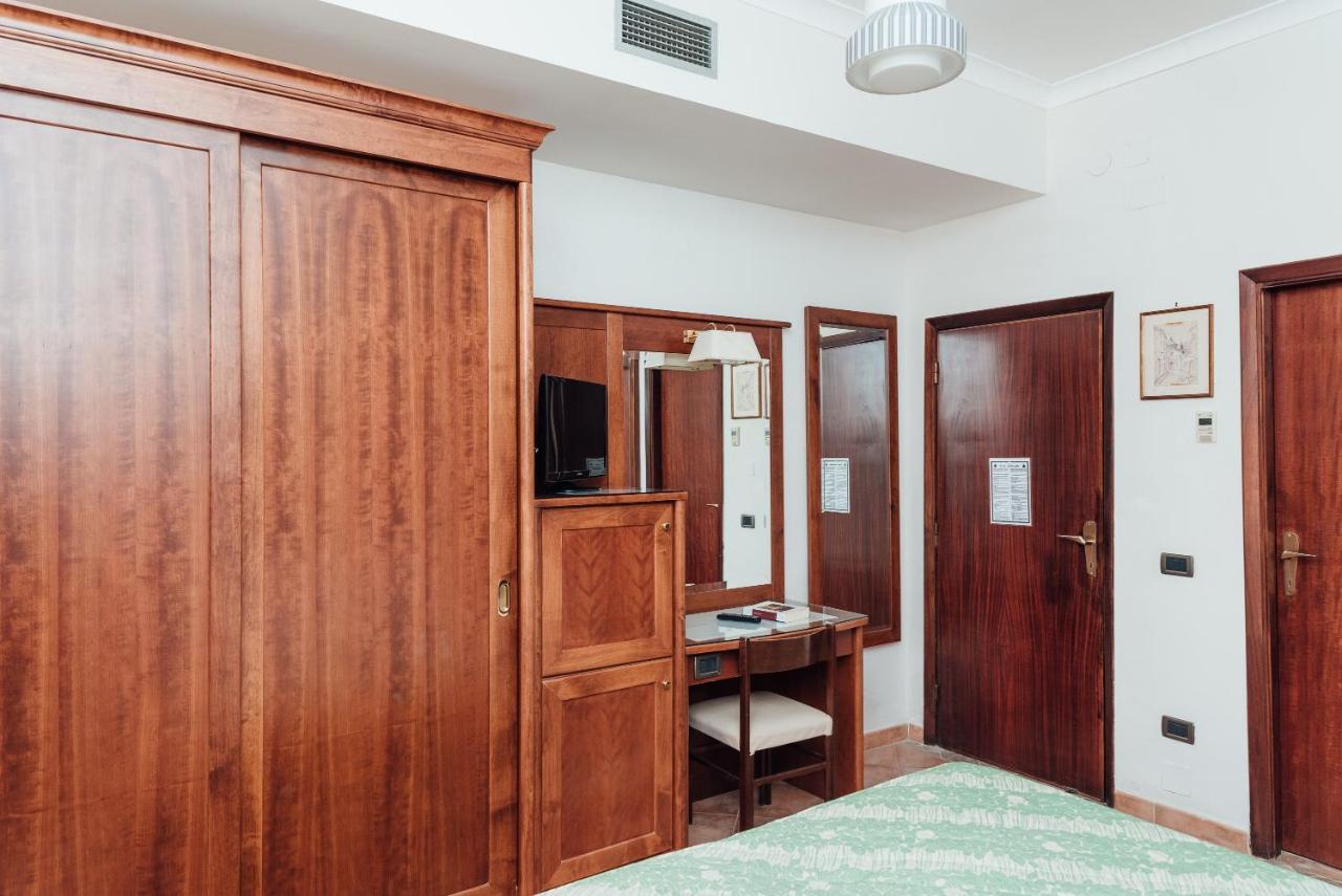 Hotel Montana SantʼAgata sui Due Golfi Екстериор снимка