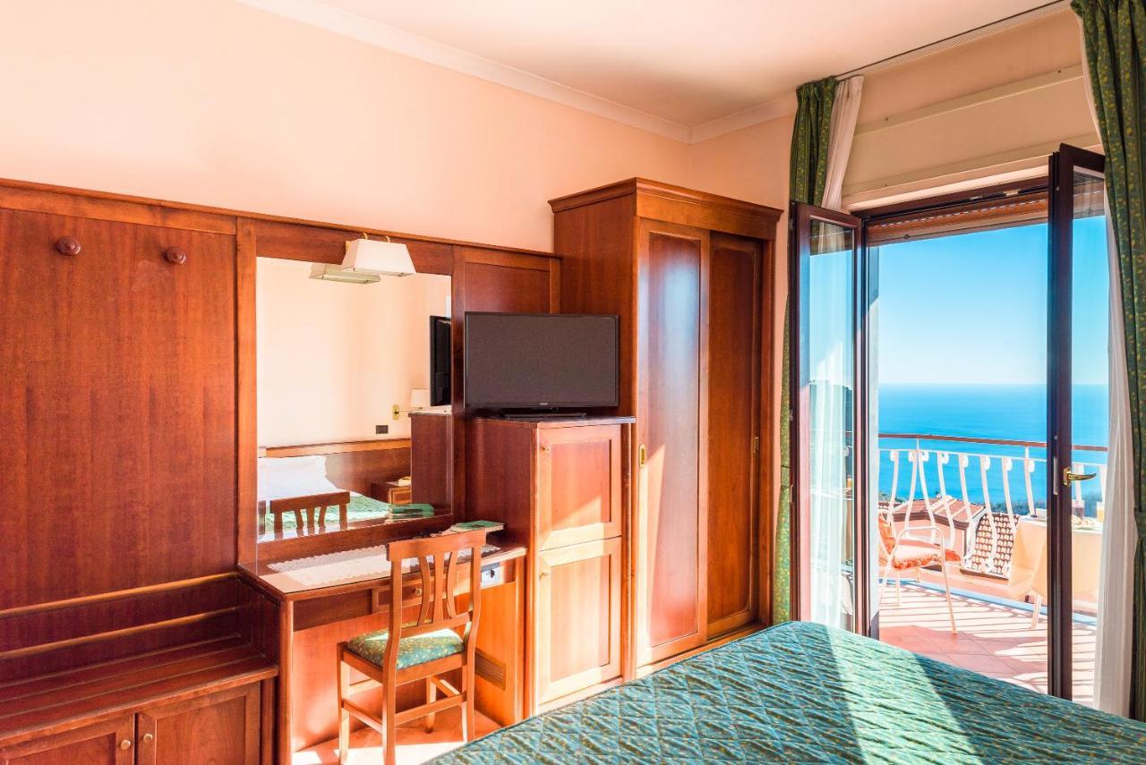 Hotel Montana SantʼAgata sui Due Golfi Екстериор снимка