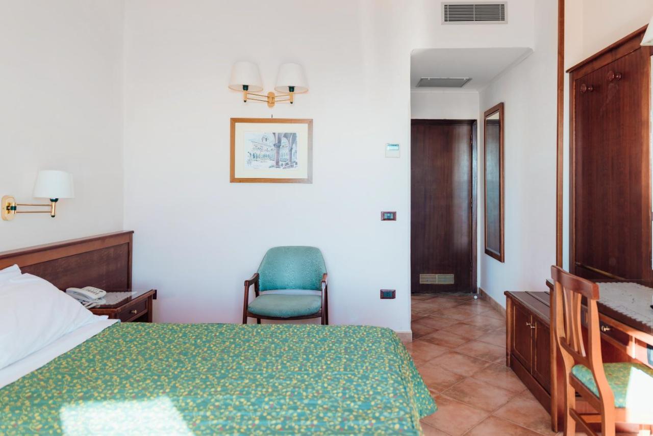 Hotel Montana SantʼAgata sui Due Golfi Екстериор снимка