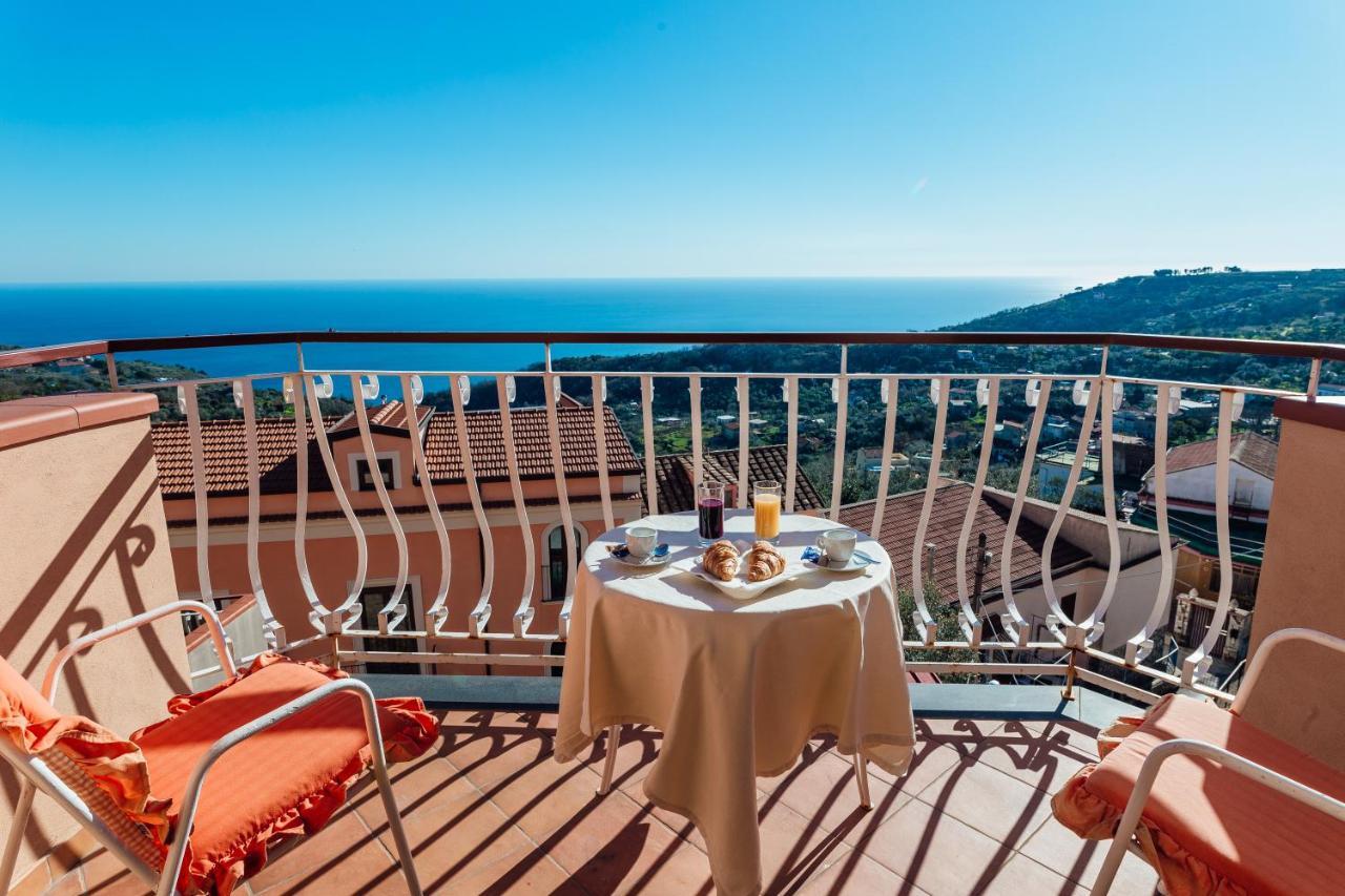 Hotel Montana SantʼAgata sui Due Golfi Екстериор снимка
