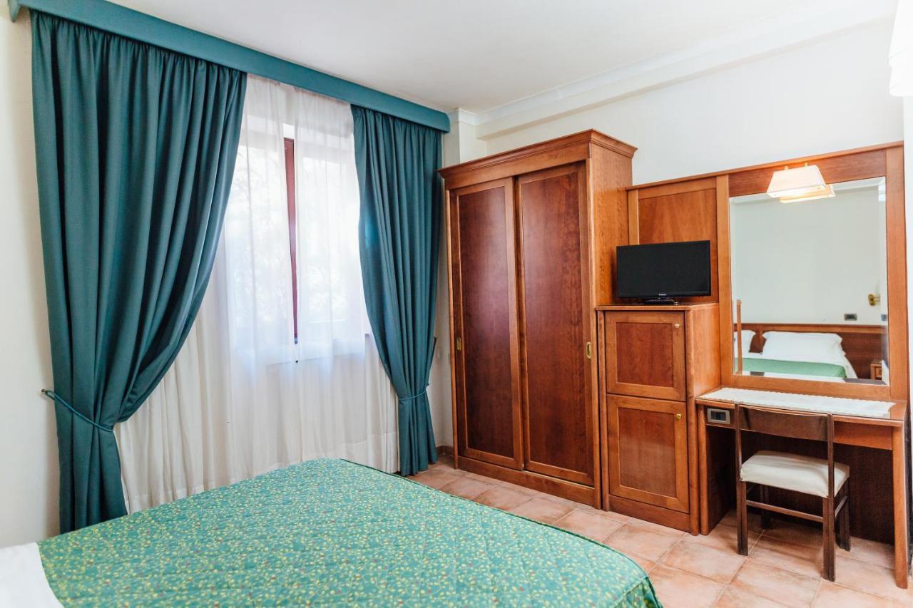Hotel Montana SantʼAgata sui Due Golfi Екстериор снимка