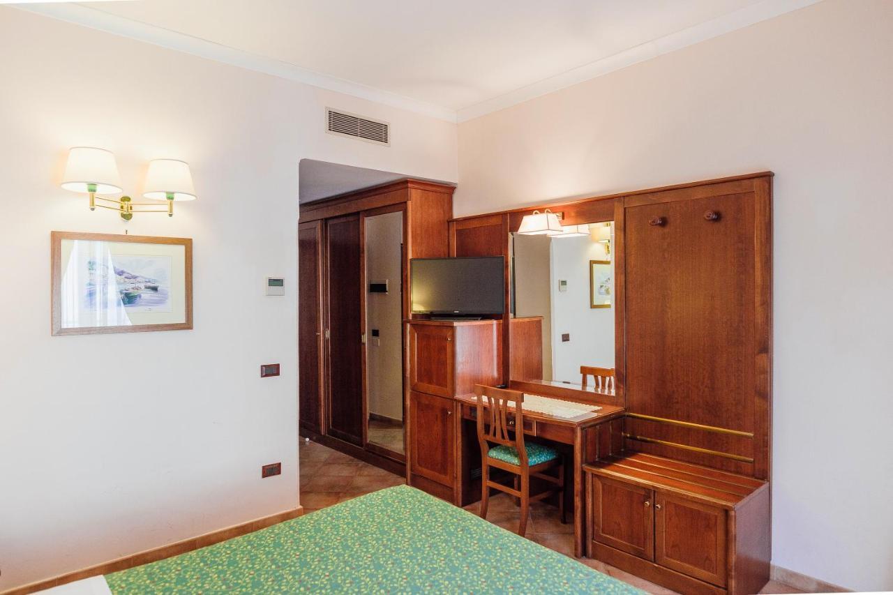 Hotel Montana SantʼAgata sui Due Golfi Екстериор снимка