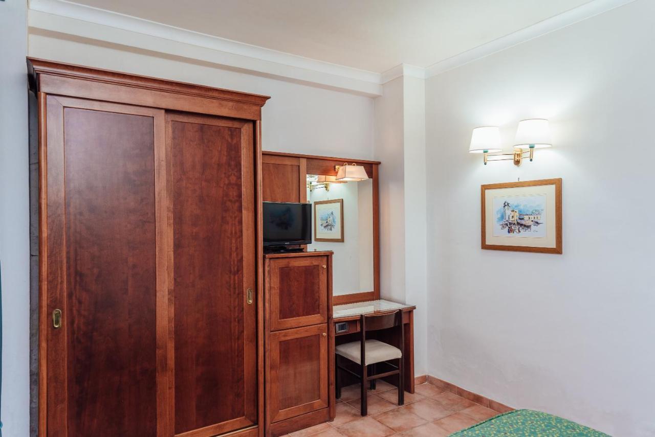 Hotel Montana SantʼAgata sui Due Golfi Екстериор снимка
