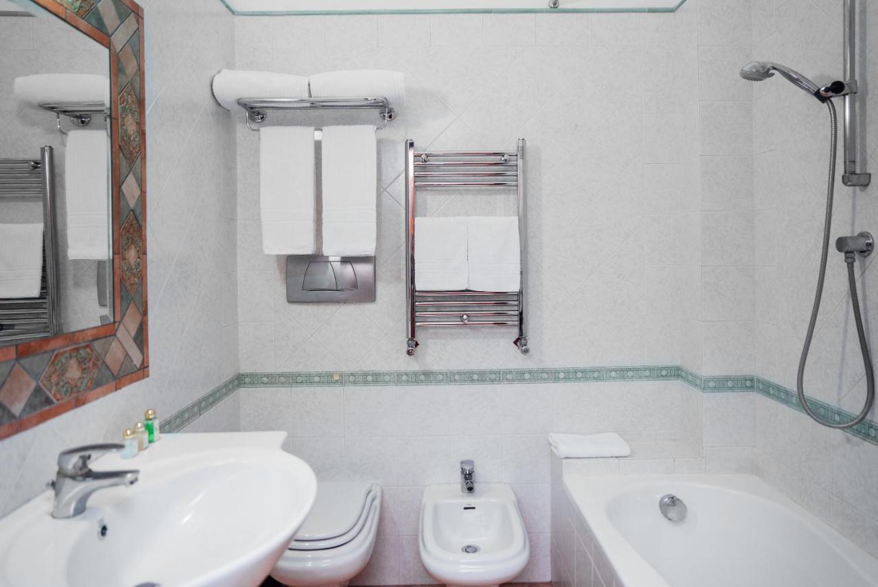 Hotel Montana SantʼAgata sui Due Golfi Екстериор снимка