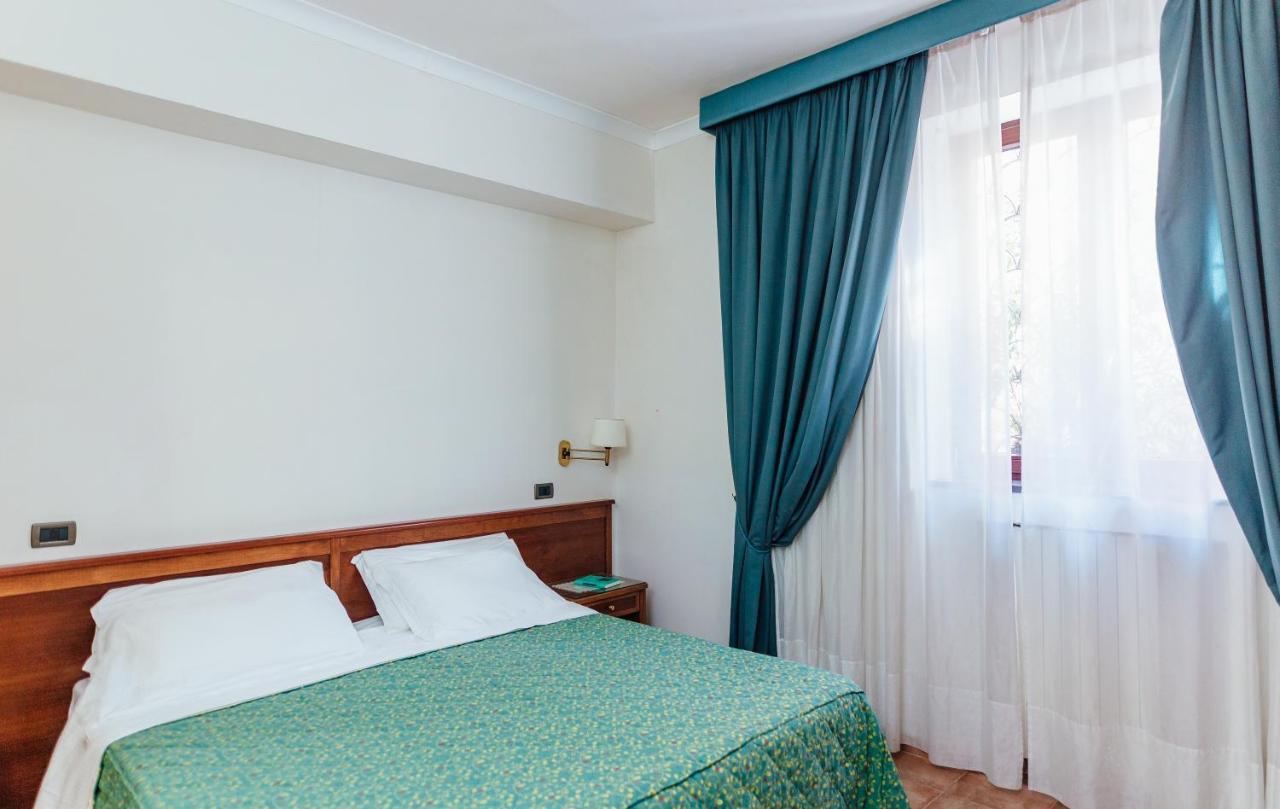 Hotel Montana SantʼAgata sui Due Golfi Екстериор снимка